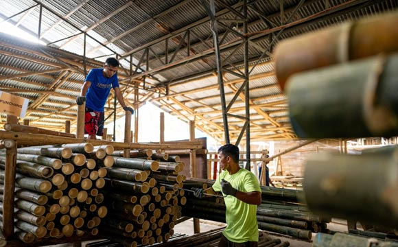 Consultant technical briefing on a premium jobsite